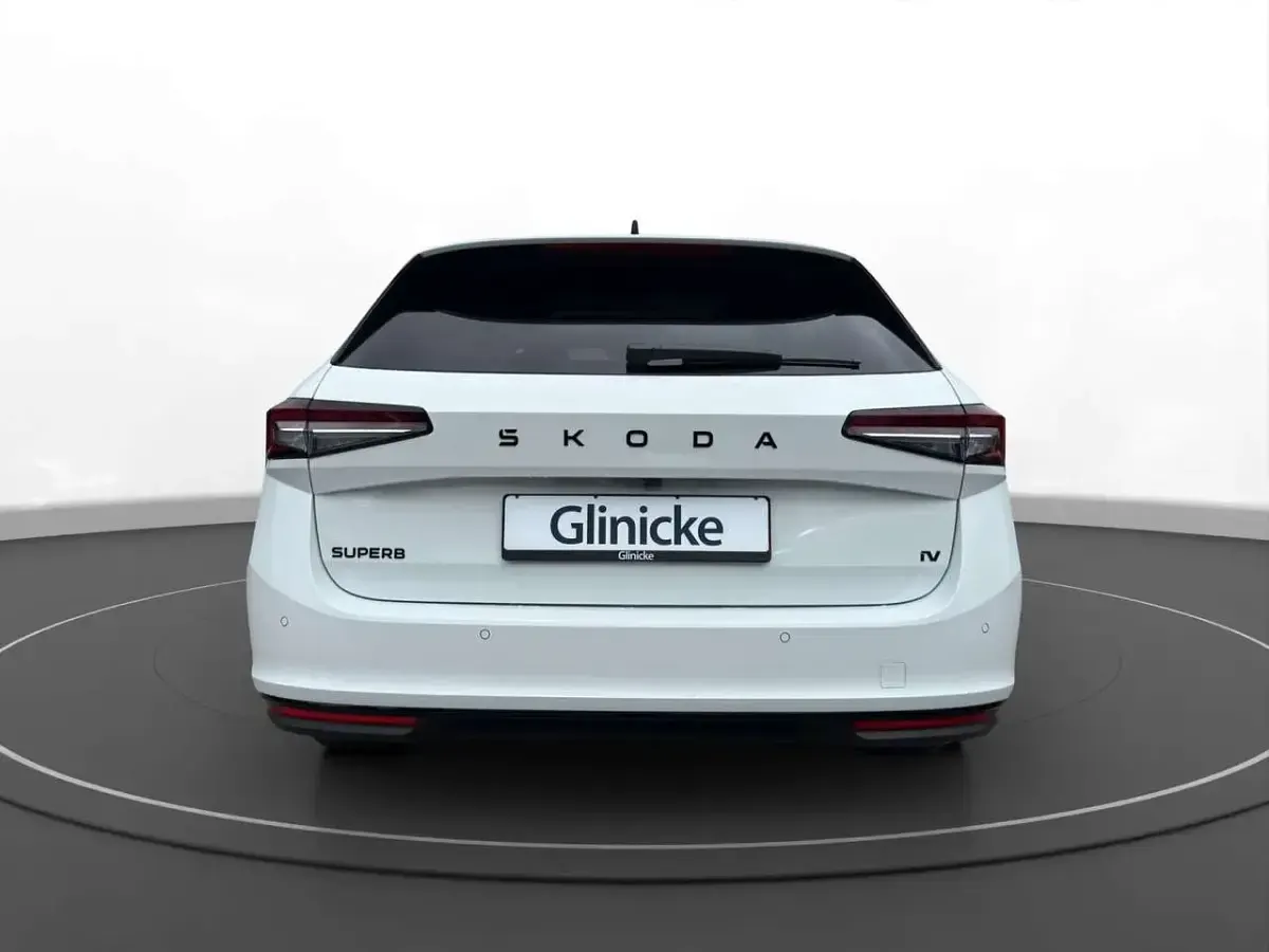 Neu Skoda Superb SportLine 204 PS (150 kW) 2026 Kristallweiß uni Kombi