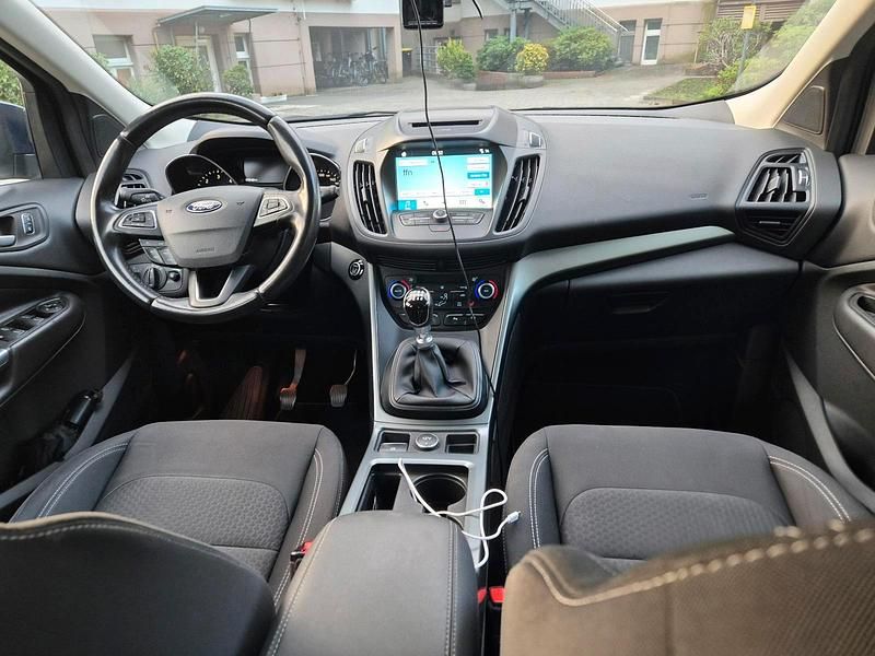 Gebraucht Ford Kuga 150 PS (110 kW) 2017 Blau SUV