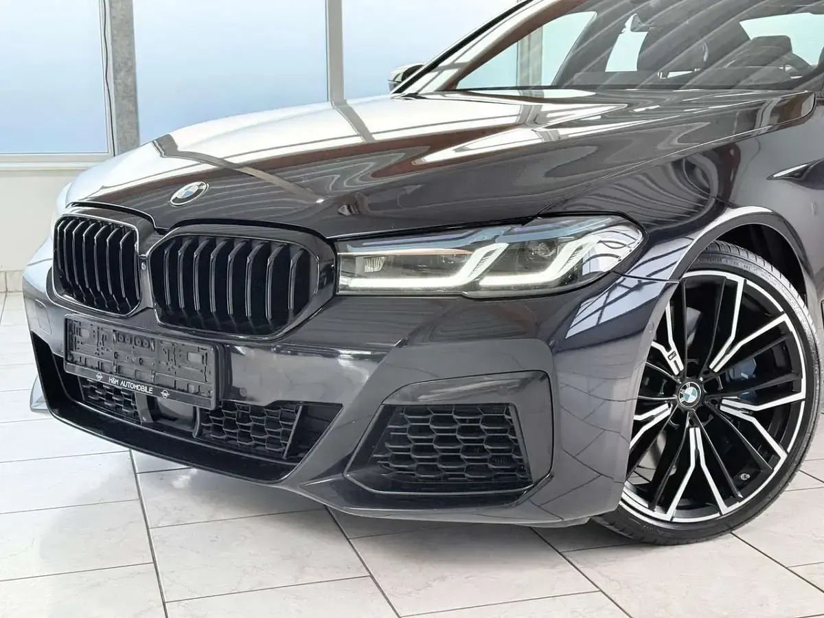 Gebraucht BMW 550 530 PS (389 kW) 2020 Carbonschwarz metallic Limousine