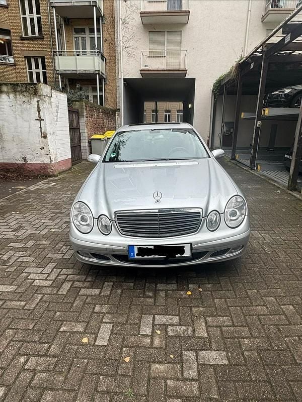 Silber Gebraucht 2005 Mercedes E200 Limousine | 4.400 € (Guter Preis) - Bild 1/4