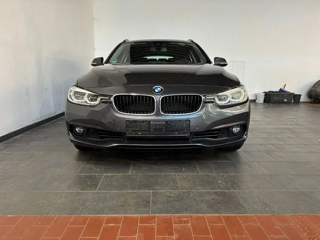 Gebraucht BMW 330 Advantage 258 PS (189 kW) 2019 Grau Limousine