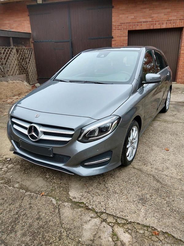 Grau Gebraucht 2017 Mercedes B200 Urban Van / Kleinbus | 14.500 € (Guter Preis) - Bild 1/4