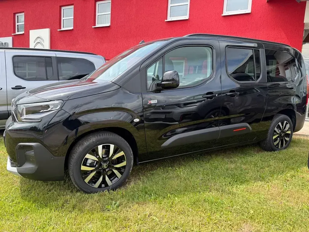 Neu Citroën e-Berlingo XTR 131 PS (96 kW) 2026 Perla nera schwarz Van / Kleinbus