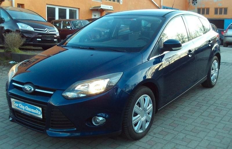 Gebraucht Ford Focus Champions Edition 125 PS (91 kW) 2013 Blau Limousine