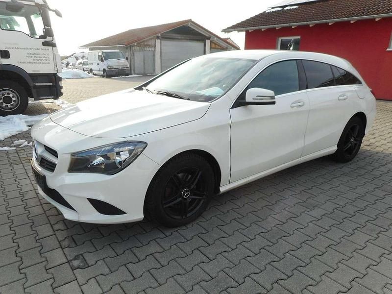 Gebraucht Mercedes CLA200 156 PS (114 kW) 2016 Calcitweiss/zirrusweiss Kombi