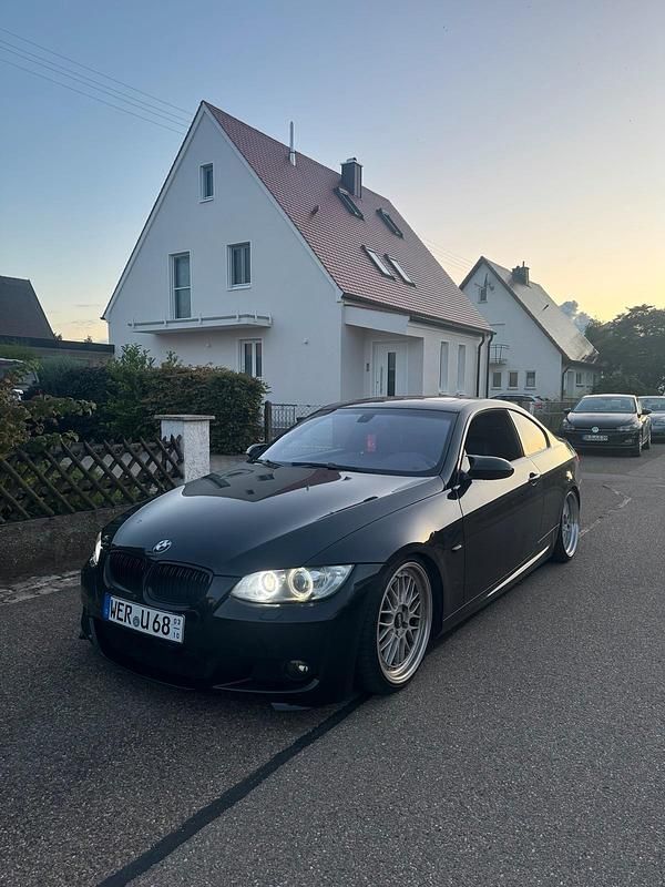 Schwarz Gebraucht 2009 BMW 330 M Sport Coupé | 10.499 € (Fairer Preis) - Bild 1/4