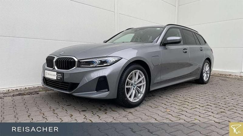 Skyscraper grau metallic Gebraucht 2024 BMW 330e Comfort Edition Kombi | 37.303 € (Superpreis) - Bild 1/4