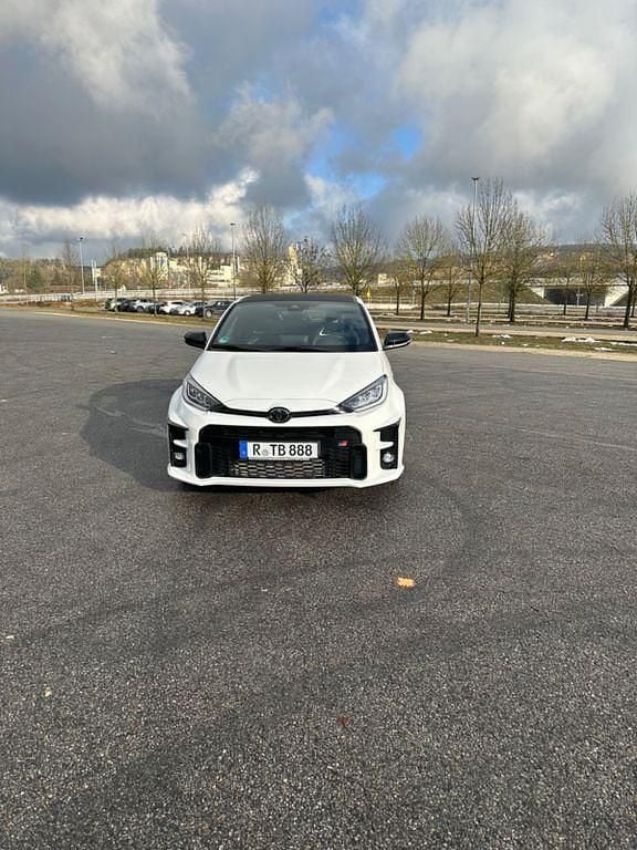 Weiß Gebraucht 2022 Toyota Yaris Limousine | 33.900 € (Fairer Preis) - Bild 1/4