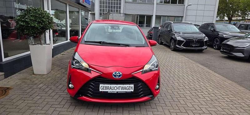 Rot Gebraucht 2018 Toyota Yaris Hybrid Team Kleinwagen | 13.900 € (Fairer Preis) - Bild 1/4