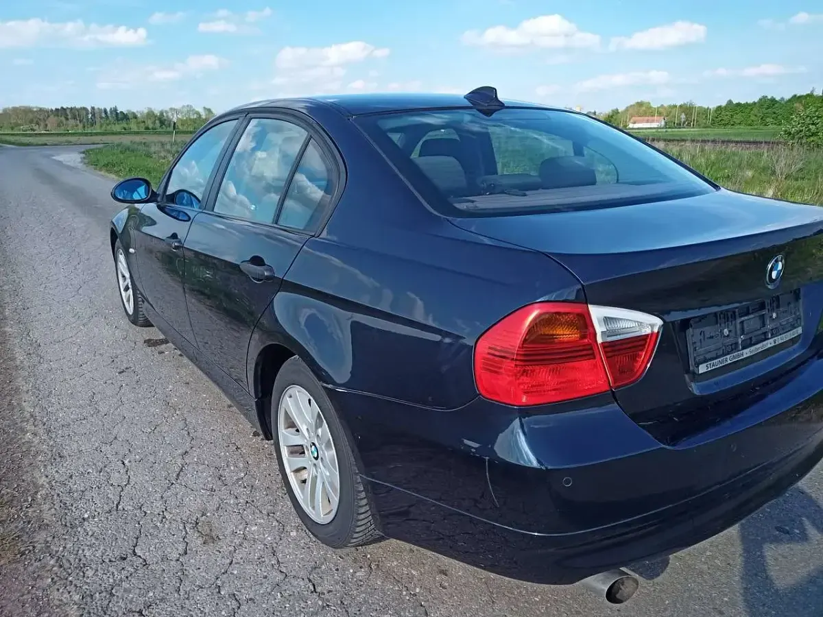 Gebraucht BMW 318 129 PS (94 kW) 2006 Blau Limousine