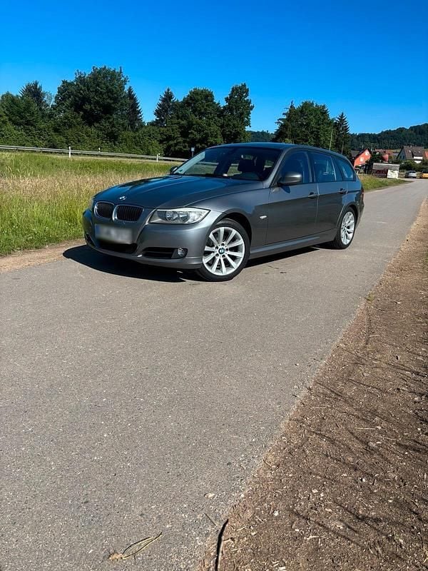 Gebraucht BMW 320 184 PS (135 kW) 2010 Grau Kombi
