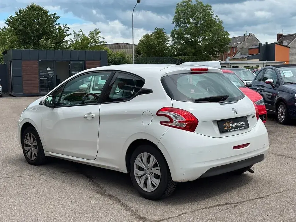 Gebraucht Peugeot 208 Access 68 PS (50 kW) 2013 Weiß Kleinwagen
