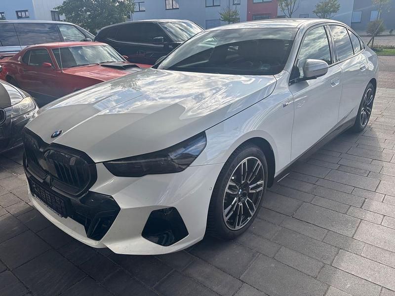 Weiß Gebraucht 2025 BMW 520 Performance Limousine | 52.900 € (Fairer Preis) - Bild 1/1