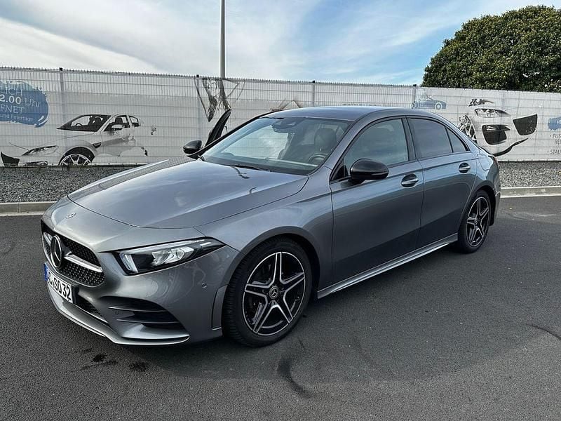 Grau Gebraucht 2020 Mercedes A180 AMG line Limousine | 22.000 € (Fairer Preis) - Bild 1/4