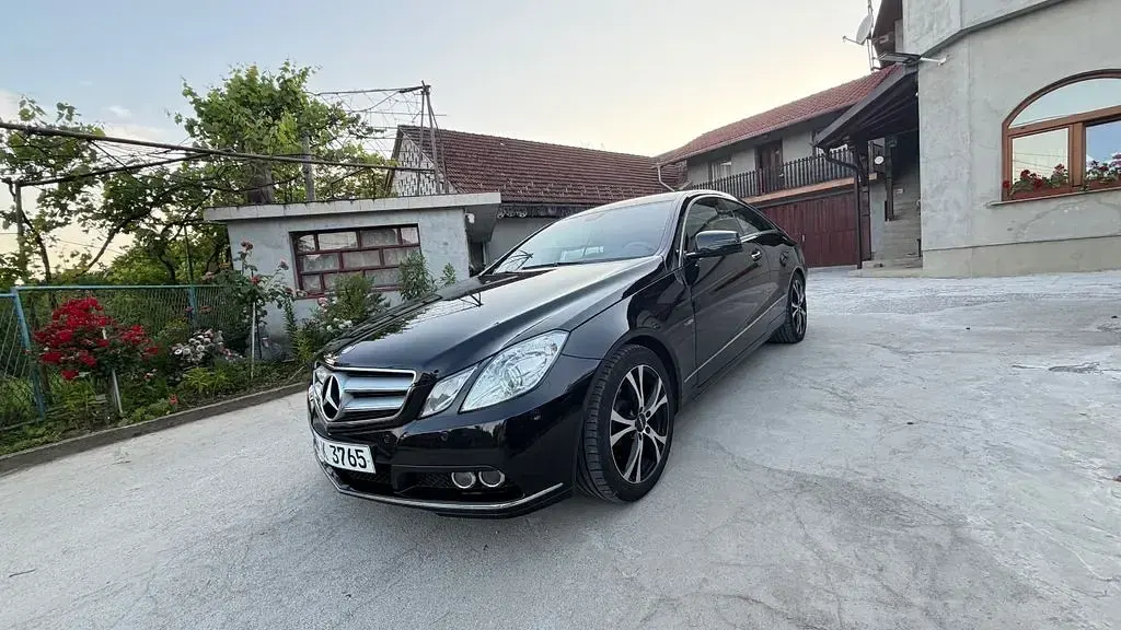 Gebraucht Mercedes E200 184 PS (135 kW) 2010 Schwarz Coupé