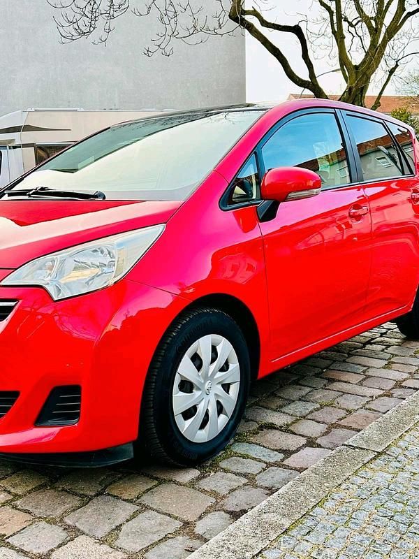 Rot Gebraucht 2011 Toyota Verso-S Van / Kleinbus | 6.000 € (Fairer Preis) - Bild 1/4