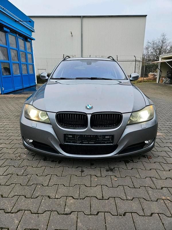 Gebraucht BMW 320 177 PS (130 kW) 2009 Grau Kombi