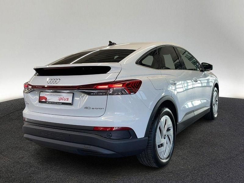 Gebraucht Audi Q4 Sportback e-tron Comfort 150 kW (204 PS) 2022 Gletscherweiß metallic SUV