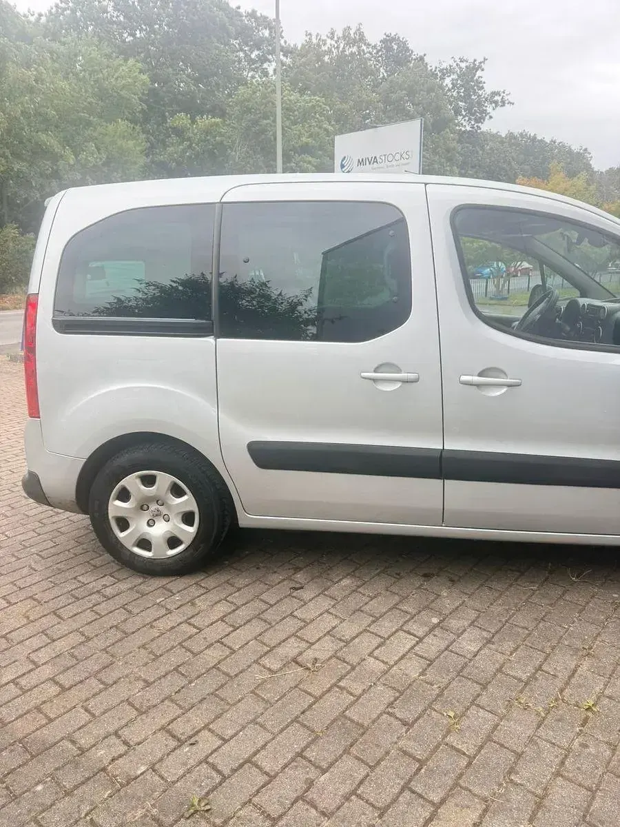 Gebraucht Peugeot Partner 92 PS (67 kW) 2011 Silber Van / Kleinbus