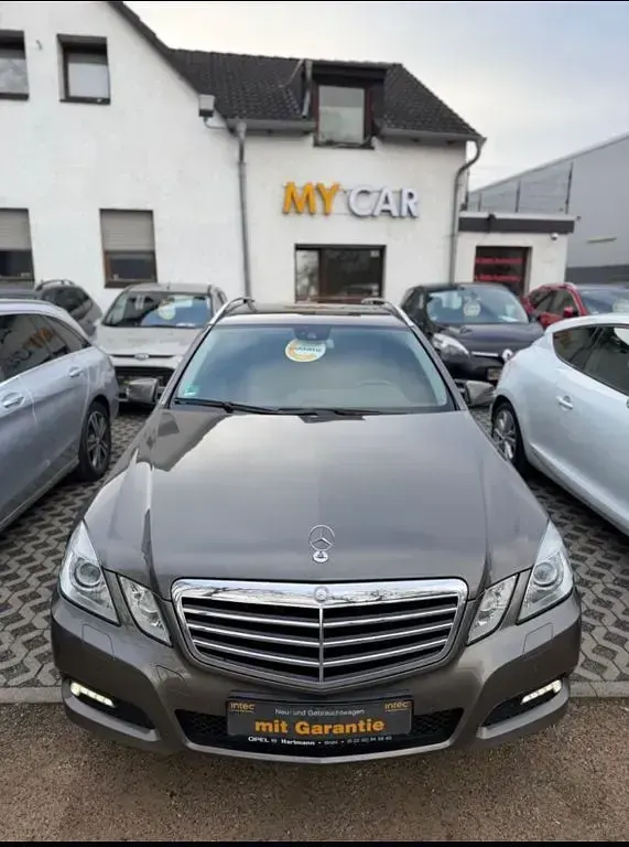 Gebraucht Mercedes E250 Avantgarde 205 PS (150 kW) 2010 Braun Limousine