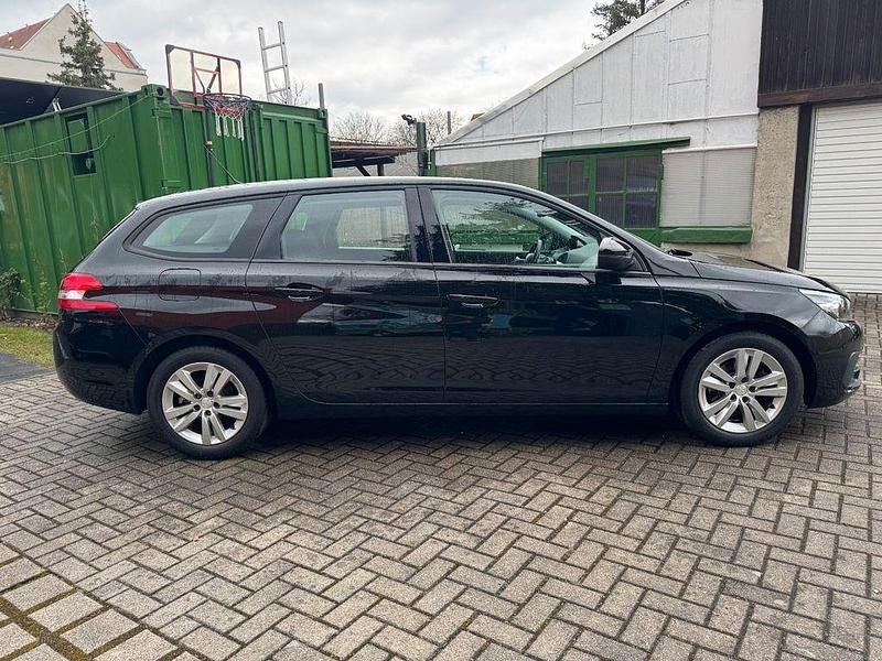 Gebraucht Peugeot 308 SW Active 131 PS (96 kW) 2019 Noir perla nera Kombi