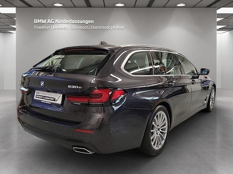 Gebraucht BMW 530e 184 PS (135 kW) 2022 Grau Limousine