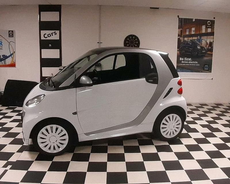 Weiß Gebraucht 2012 Smart ForTwo Coupé Passion Kleinwagen | 5.500 € (Fairer Preis) - Bild 1/4