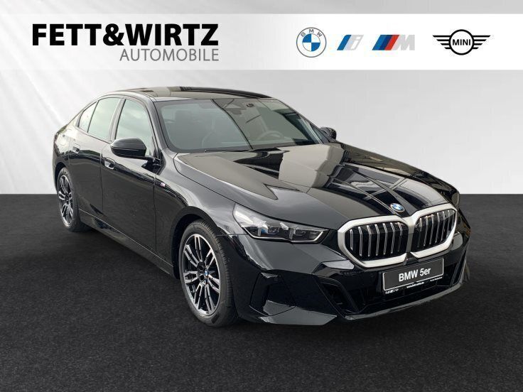 Saphirschwarz metallic Neu 2025 BMW 520 M Sport Limousine | 55.890 € (Superpreis) - Bild 1/3