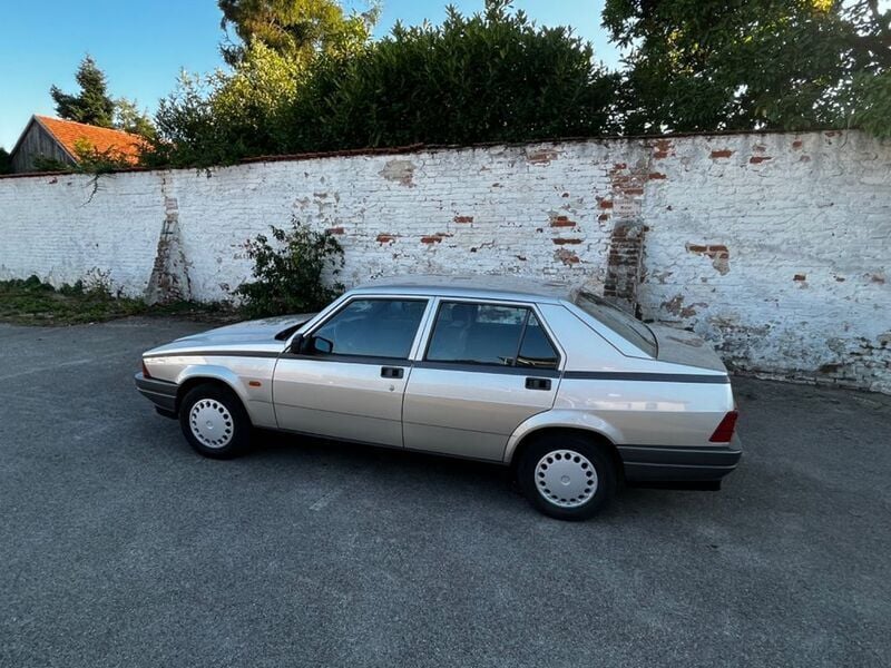 Gebraucht Alfa Romeo 75 110 PS (80 kW) 1989 Silber Limousine