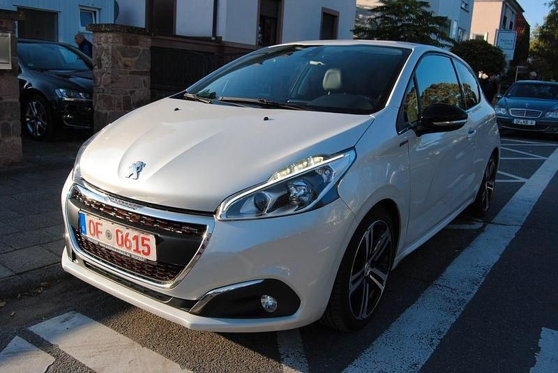 Weiß Gebraucht 2016 Peugeot 208 Allure GT-Line Kleinwagen | 9.380 € (Teuer) - Bild 1/4