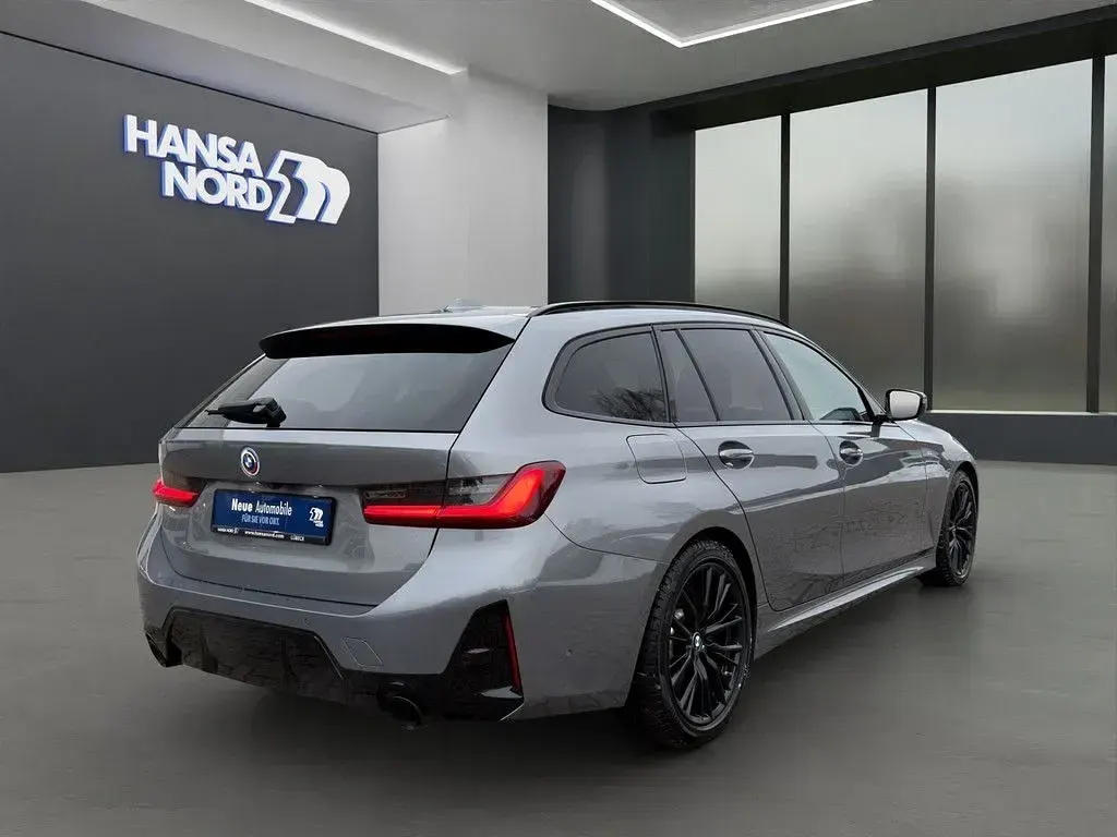 Gebraucht BMW 330 M Sport 286 PS (210 kW) 2023 Grau / skyscraper grau (metallic) Kombi