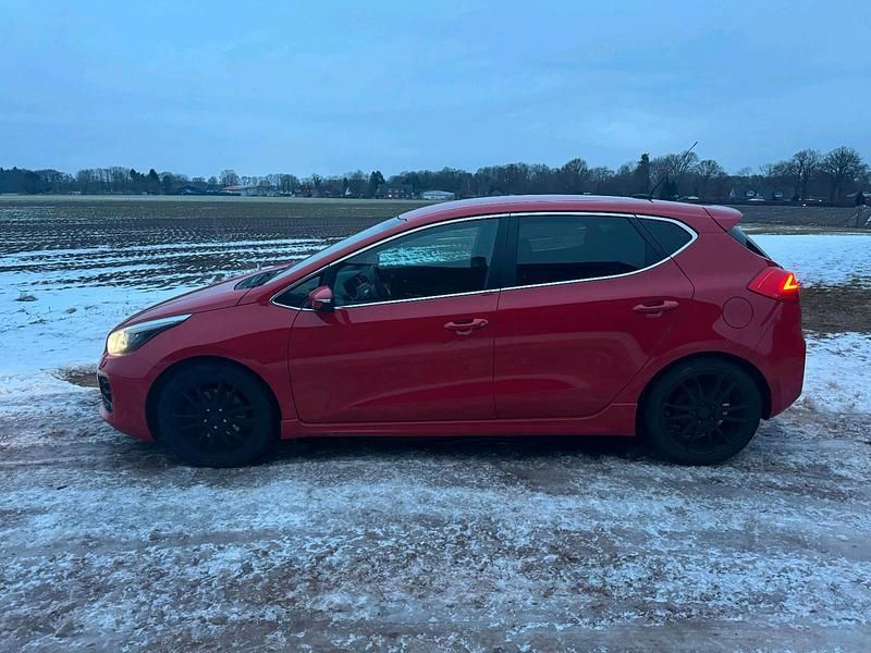 Gebraucht Kia Ceed 136 PS (100 kW) 2015 Rot Kleinwagen