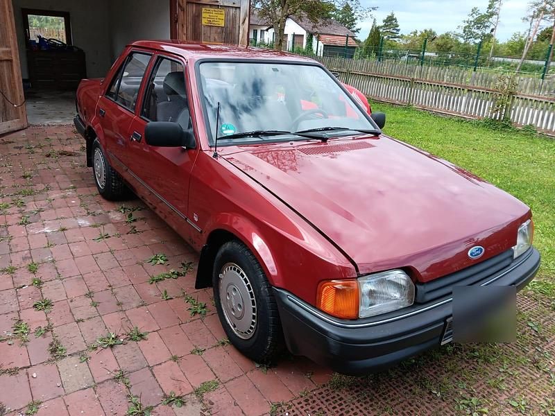 Rot Gebraucht 1986 Ford Orion Limousine | 1.500 € - Bild 1/4