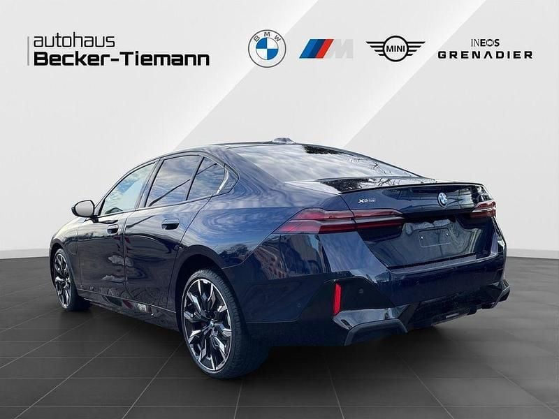 Neu BMW 550e Exclusive 489 PS (359 kW) 2025 Blau Limousine
