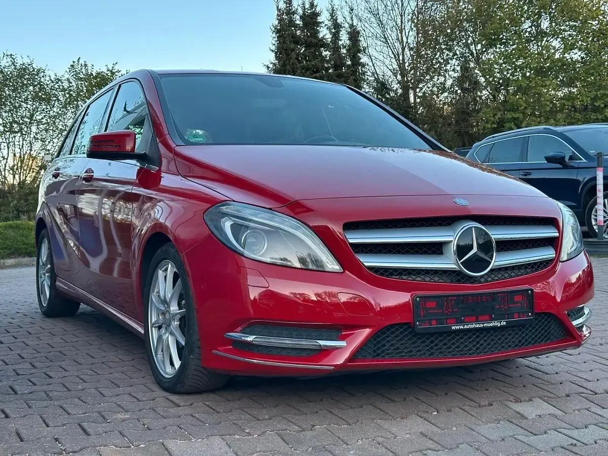 Gebraucht Mercedes B250 211 PS (155 kW) 2015 Rot Van / Kleinbus