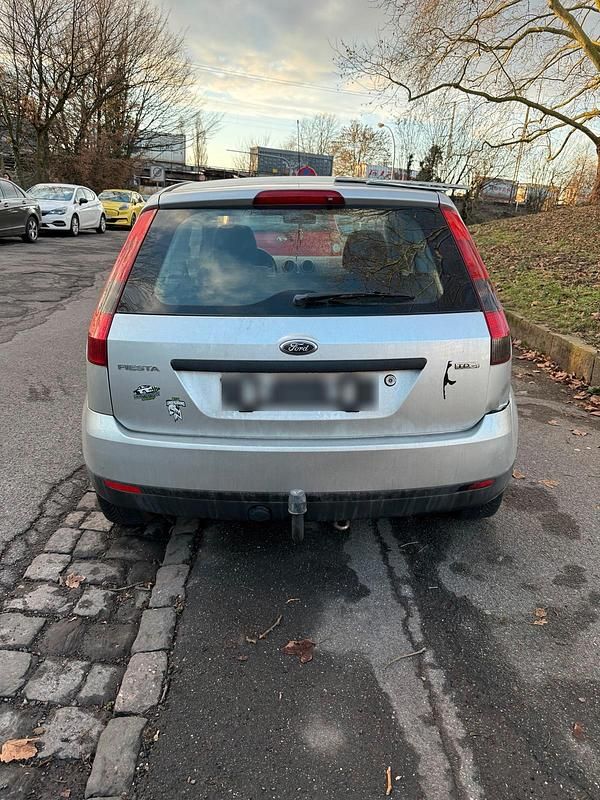 Gebraucht Ford Fiesta 68 PS (50 kW) 2004 Silber Kleinwagen