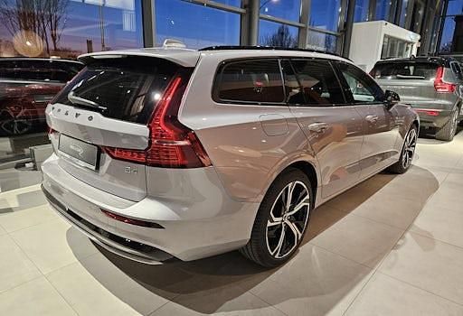 Neu Volvo V60 Plus 197 PS (144 kW) 2026 Silber Kombi
