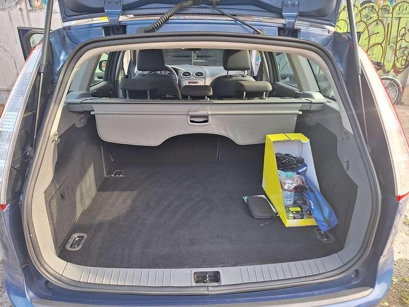Blau Gebraucht 2009 Ford Focus Ambiente Kombi | 3.000 € (Guter Preis) - Bild 1/4