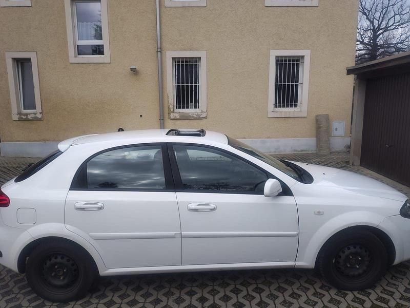 Gebraucht Chevrolet Lacetti 121 PS (88 kW) 2009 Weiß Kleinwagen