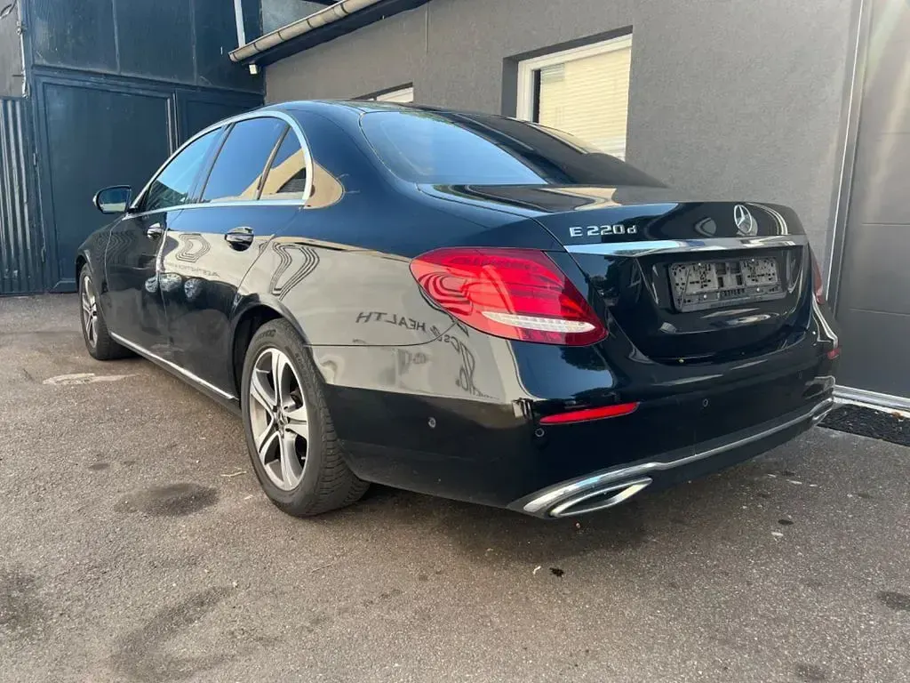Gebraucht Mercedes E220 194 PS (142 kW) 2018 Schwarz Limousine