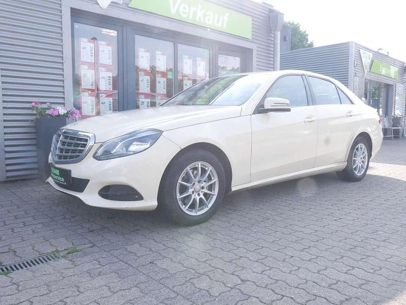 Gebraucht Mercedes E200 136 PS (100 kW) 2015 Hellelfenbein Limousine