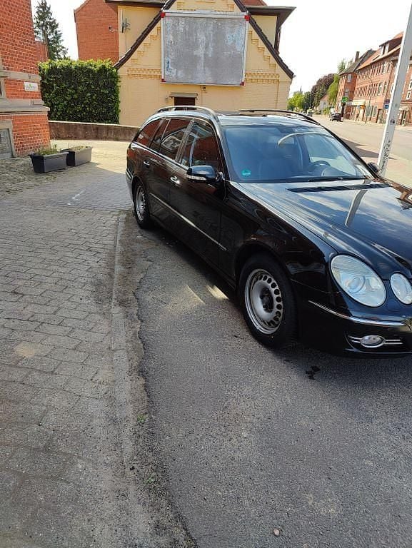 Gebraucht Mercedes E220 Avantgarde 170 PS (125 kW) 2008 Schwarz Limousine