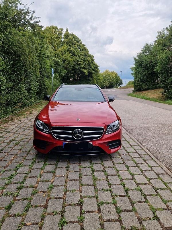 Rot Gebraucht 2017 Mercedes E400 AMG line Kombi | 37.500 € - Bild 1/4
