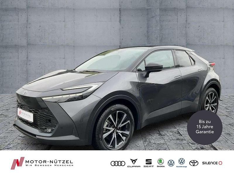 Grey metallic (1g3)/ black (20 Neu 2025 Toyota C-HR Team SUV | 32.930 € - Bild 1/4