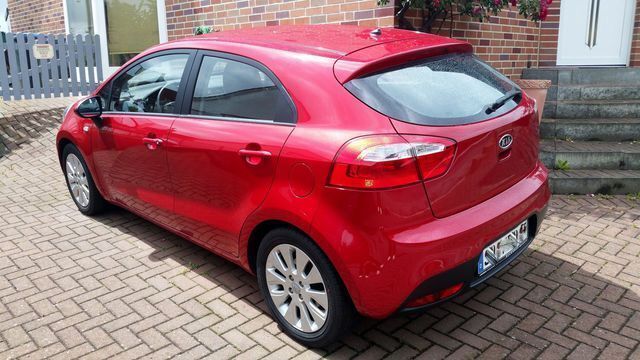 Gebraucht Kia Rio Edition 7 86 PS (63 kW) 2011 Rot metallic Limousine