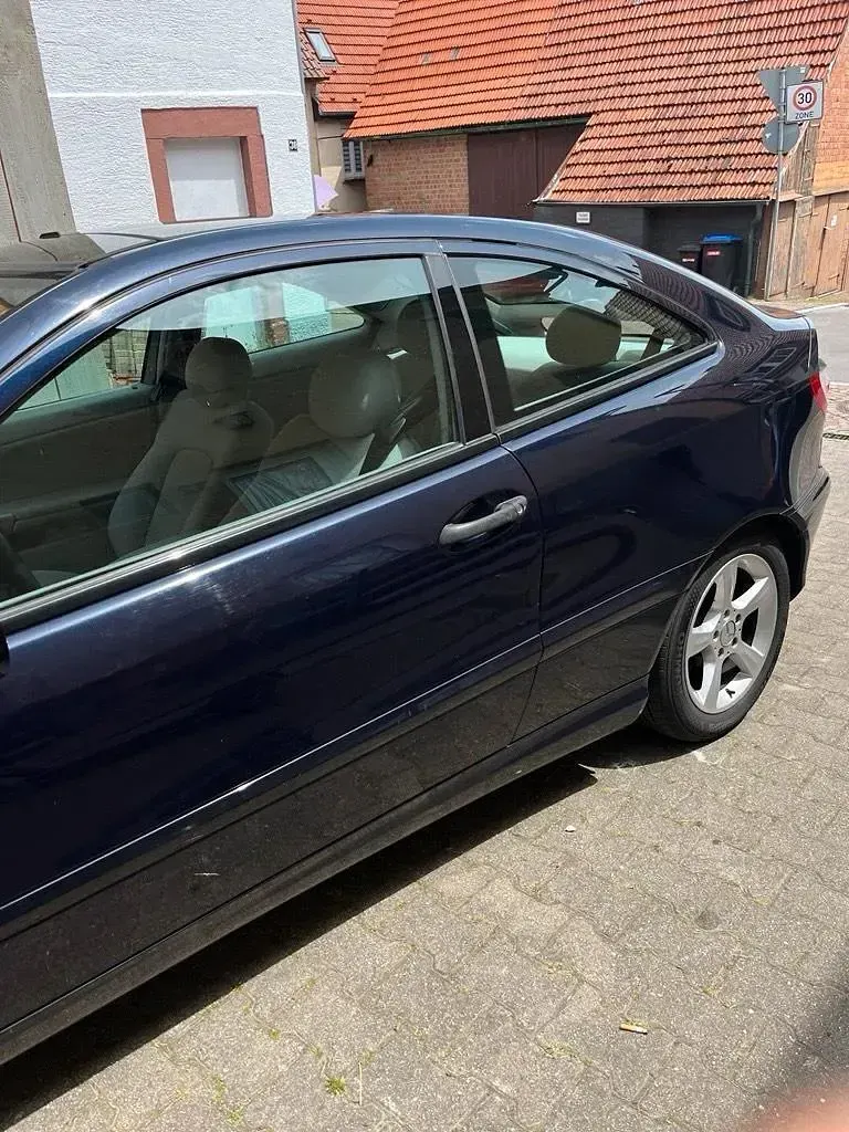 Gebraucht Mercedes C180 146 PS (107 kW) 2005 Blau Coupé