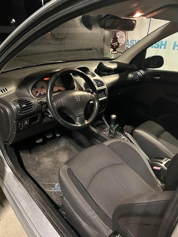 Gebraucht Peugeot 206 109 PS (80 kW) 2002 Silber Kleinwagen