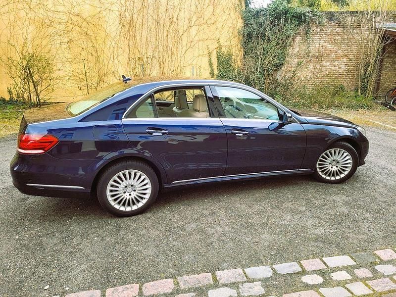 Gebraucht Mercedes E300 Elegance 252 PS (185 kW) 2014 Blau Limousine