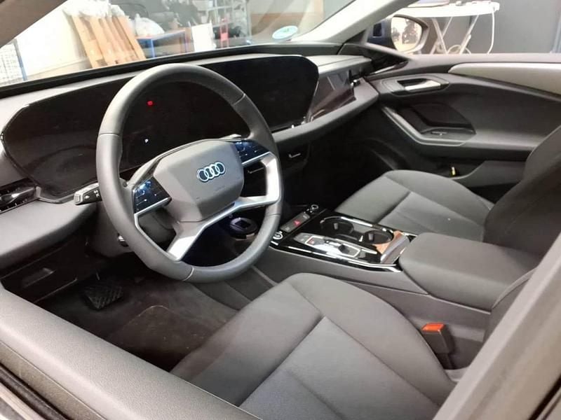 Second-hand Audi A6 e-tron Ambiente 210 kW (286 CP) 2025 Albastru Break