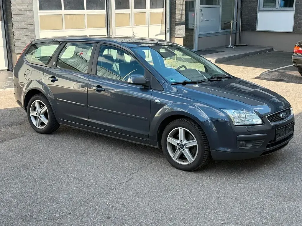 Używany Ford Focus Ghia 145 KM (106 kW) 2006 Sedan/Limuzyna